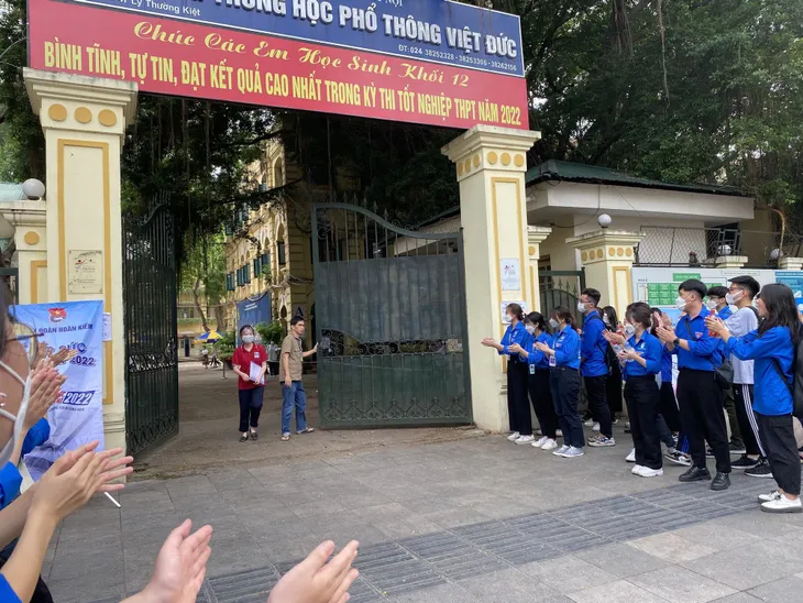 Thi tốt nghiệp THPT 2022: Chờ đợi “cơn mưa điểm cao môn tiếng Anh - Ảnh 1. Thi tốt nghiệp THPT 2022: Chờ đợi “cơn mưa điểm cao môn tiếng Anh - Ảnh 1.