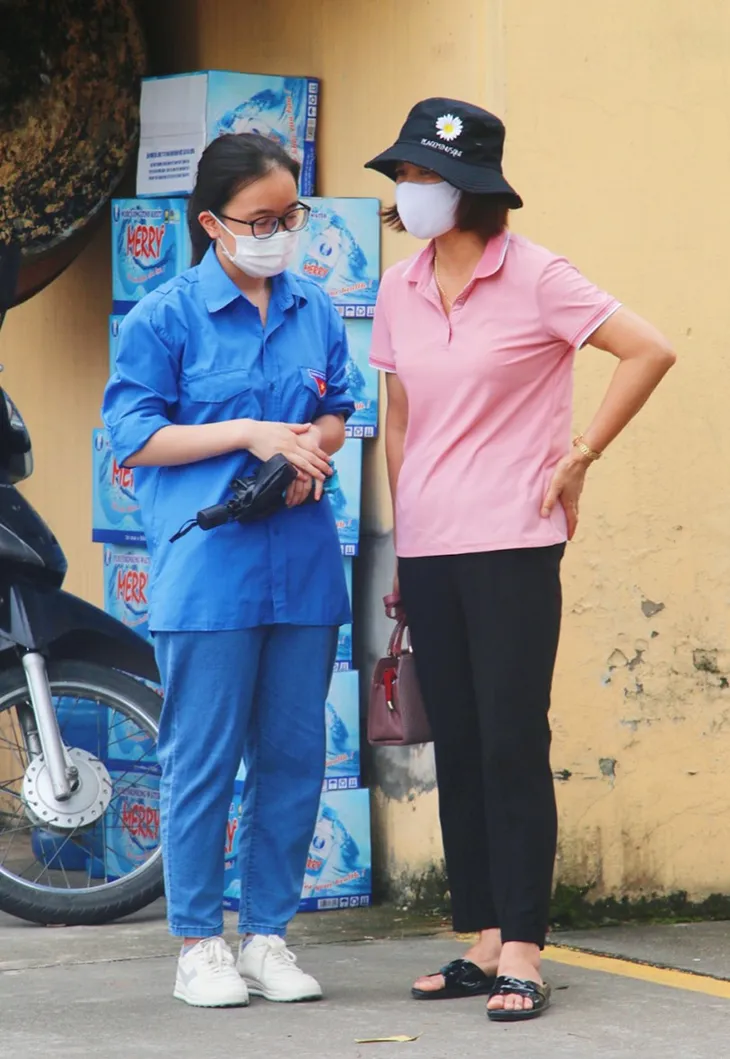 Màu áo xanh tình nguyện tiếp thêm sức mạnh giúp các sĩ tử vượt vũ môn - Ảnh 5. Màu áo xanh tình nguyện tiếp thêm sức mạnh giúp các sĩ tử vượt vũ môn - Ảnh 5.