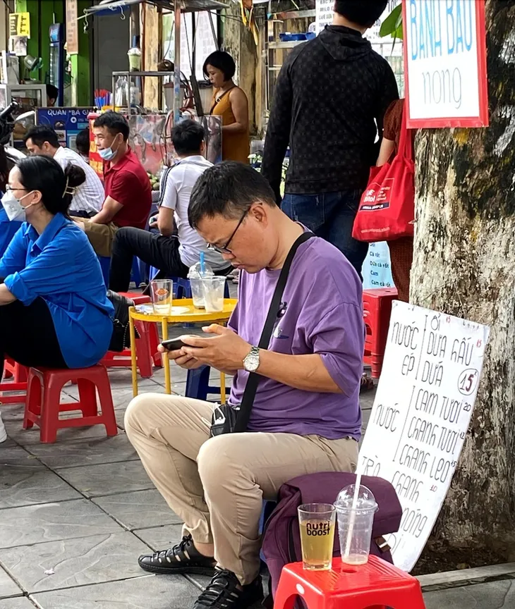 Cha mẹ túc trực, hồi hộp chờ con ngoài trường thi - Ảnh 2. Cha mẹ túc trực, hồi hộp chờ con ngoài trường thi - Ảnh 2.