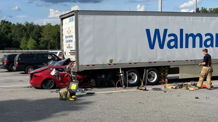 Mỹ mở cuộc điều tra vụ tai nạn xe Tesla khiến 2 người tử vong ở Florida - Ảnh 1. Mỹ mở cuộc điều tra vụ tai nạn xe Tesla khiến 2 người tử vong ở Florida - Ảnh 1.