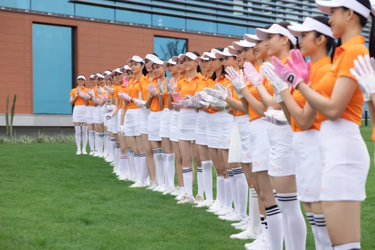 Nam Em đọ dáng với thí sinh Miss World Vietnam 2022 trong trang phục golf - Ảnh 1. Nam Em đọ dáng với thí sinh Miss World Vietnam 2022 trong trang phục golf - Ảnh 1.
