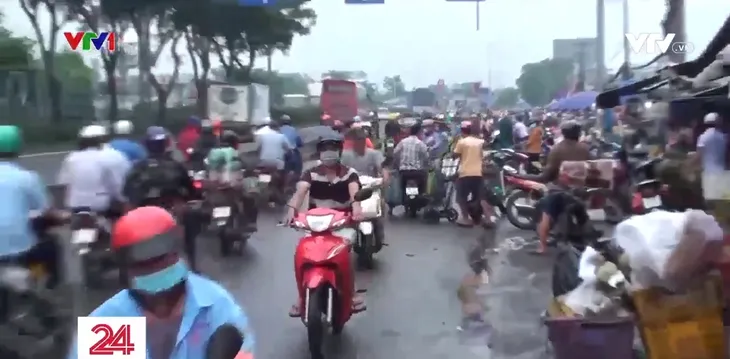 TP Hồ Chí Minh: Nhiều phương tiện ngang nhiên lưu thông ngược chiều - Ảnh 1. TP Hồ Chí Minh: Nhiều phương tiện ngang nhiên lưu thông ngược chiều - Ảnh 1.