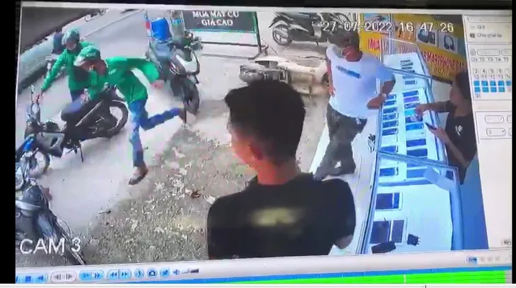 Tài xế xe ôm công nghệ dũng cảm đuổi bắt cướp trên đường phố - Ảnh 1. Tài xế xe ôm công nghệ dũng cảm đuổi bắt cướp trên đường phố - Ảnh 1.