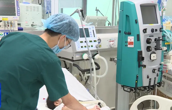 Bé gái nghi bị bạo hành tại Hà Nội: Có người đến nhận là mẹ và ông bà của cháu bé - Ảnh 1. Bé gái nghi bị bạo hành tại Hà Nội: Có người đến nhận là mẹ và ông bà của cháu bé - Ảnh 1.