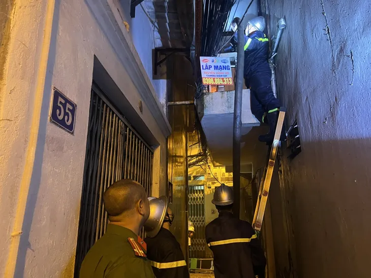 Kéo gần 2km đường ống dập tắt đám cháy trong ngõ chợ Khâm Thiên - Ảnh 1. Kéo gần 2km đường ống dập tắt đám cháy trong ngõ chợ Khâm Thiên - Ảnh 1.