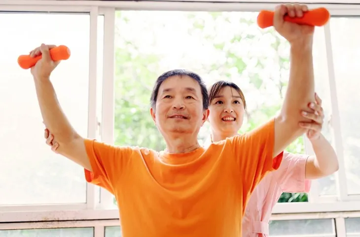 Khách hàng FWD được đồng hành trên những chặng đường khó khăn nhất - Ảnh 1.