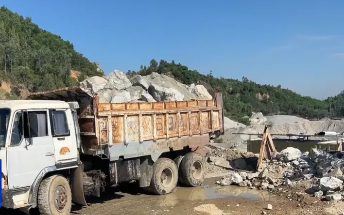 Nhiều doanh nghiệp khai thác đá trái phép thách thức pháp luật - Ảnh 1. Nhiều doanh nghiệp khai thác đá trái phép thách thức pháp luật - Ảnh 1.