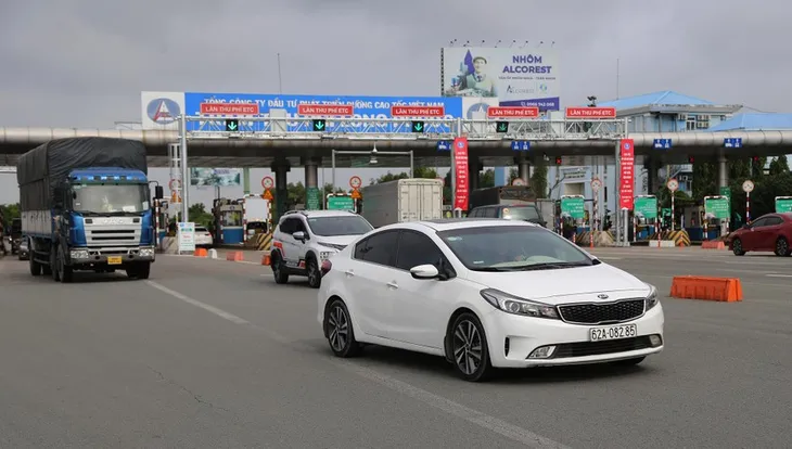 Thông thoáng trong ngày đầu thu phí không dừng trên cao tốc - Ảnh 2. Thông thoáng trong ngày đầu thu phí không dừng trên cao tốc - Ảnh 2.