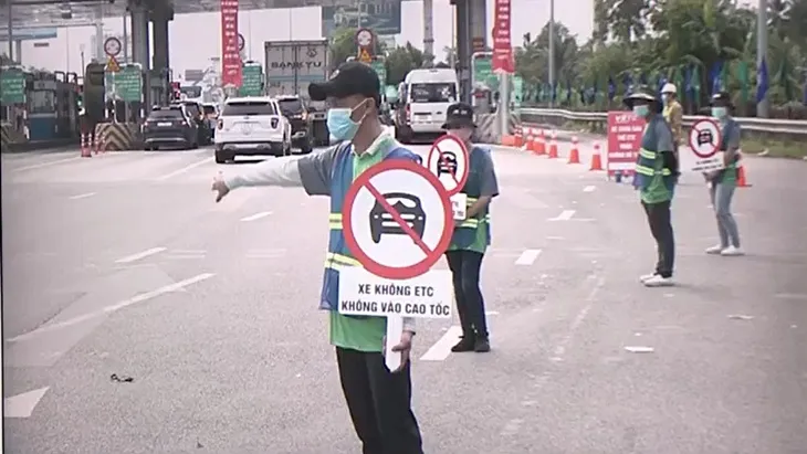 Thông thoáng trong ngày đầu thu phí không dừng trên cao tốc - Ảnh 1. Thông thoáng trong ngày đầu thu phí không dừng trên cao tốc - Ảnh 1.
