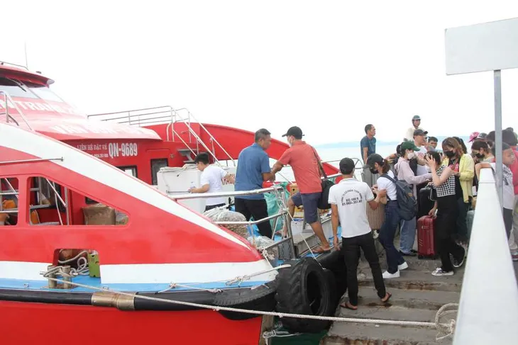 Huyện đảo Cô Tô: Khẩn cấp đưa khách du lịch về đất liền tránh bão - Ảnh 1.