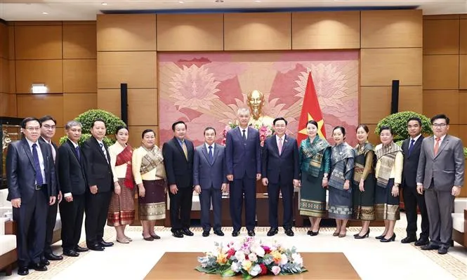 Chủ tịch Quốc hội Vương Đình Huệ: Mong muốn quan hệ hợp tác giữa Hà Nội và Vientiane trở thành hình mẫu cho các địa phương hai nước - Ảnh 1. Chủ tịch Quốc hội Vương Đình Huệ: Mong muốn quan hệ hợp tác giữa Hà Nội và Vientiane trở thành hình mẫu cho các địa phương hai nước - Ảnh 1.