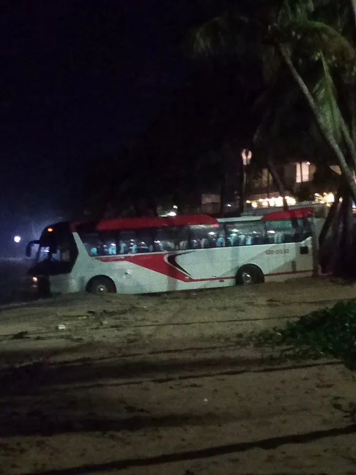 Xe khách bất ngờ bay xuống bãi biển Phú Quốc - Ảnh 2. Xe khách bất ngờ bay xuống bãi biển Phú Quốc - Ảnh 2.