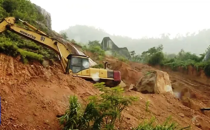 Thận trọng khi qua đèo Khánh Lê - Ảnh 2. Thận trọng khi qua đèo Khánh Lê - Ảnh 2.
