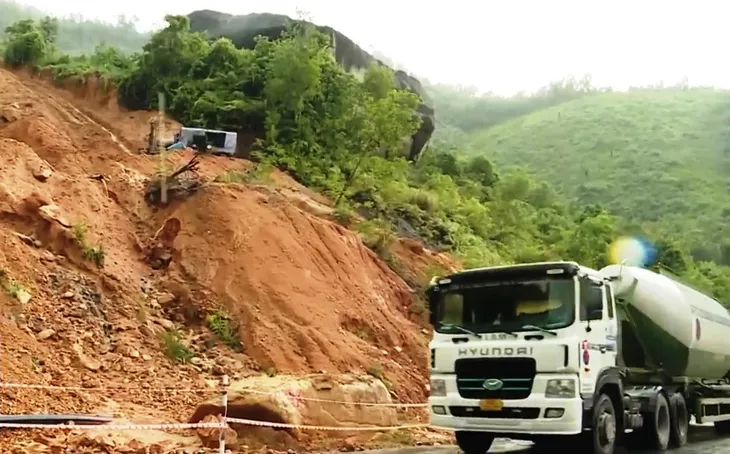 Thận trọng khi qua đèo Khánh Lê - Ảnh 1. Thận trọng khi qua đèo Khánh Lê - Ảnh 1.