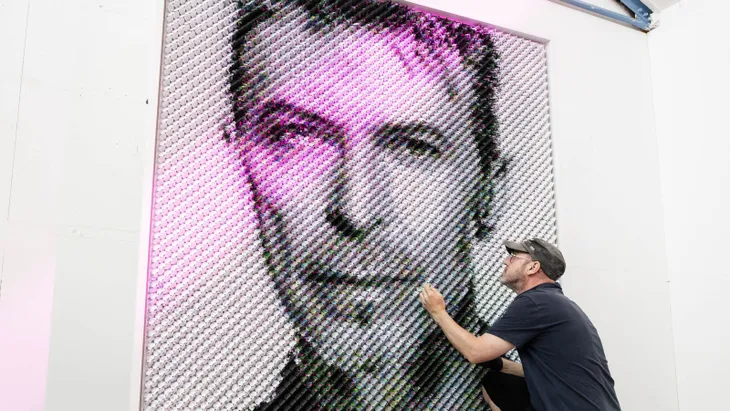 David Bowie là nghệ sĩ có ảnh hưởng nhất nước Anh 50 năm qua - Ảnh 1. David Bowie là nghệ sĩ có ảnh hưởng nhất nước Anh 50 năm qua - Ảnh 1.