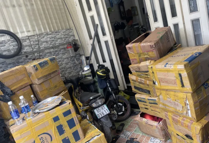 Triệt phá đường dây mua bán thuốc lá lậu quy mô hàng trăm tỷ đồng - Ảnh 2. Triệt phá đường dây mua bán thuốc lá lậu quy mô hàng trăm tỷ đồng - Ảnh 2.