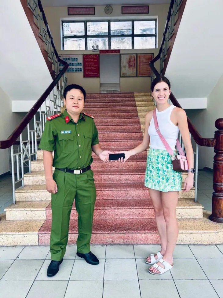 Tên cướp điện thoại của người nước ngoài ra đầu thú - Ảnh 2. Tên cướp điện thoại của người nước ngoài ra đầu thú - Ảnh 2.