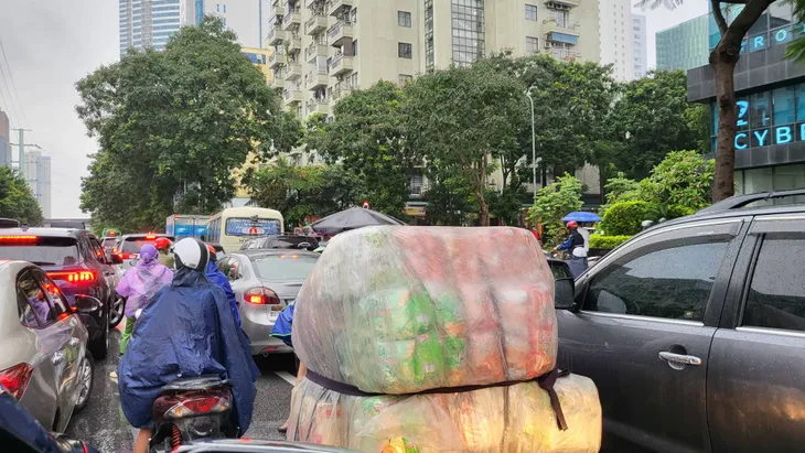 Hà Nội: Mưa lớn cả đêm, nhiều tuyến phố ngập như sông - Ảnh 9. Hà Nội: Mưa lớn cả đêm, nhiều tuyến phố ngập như sông - Ảnh 9.