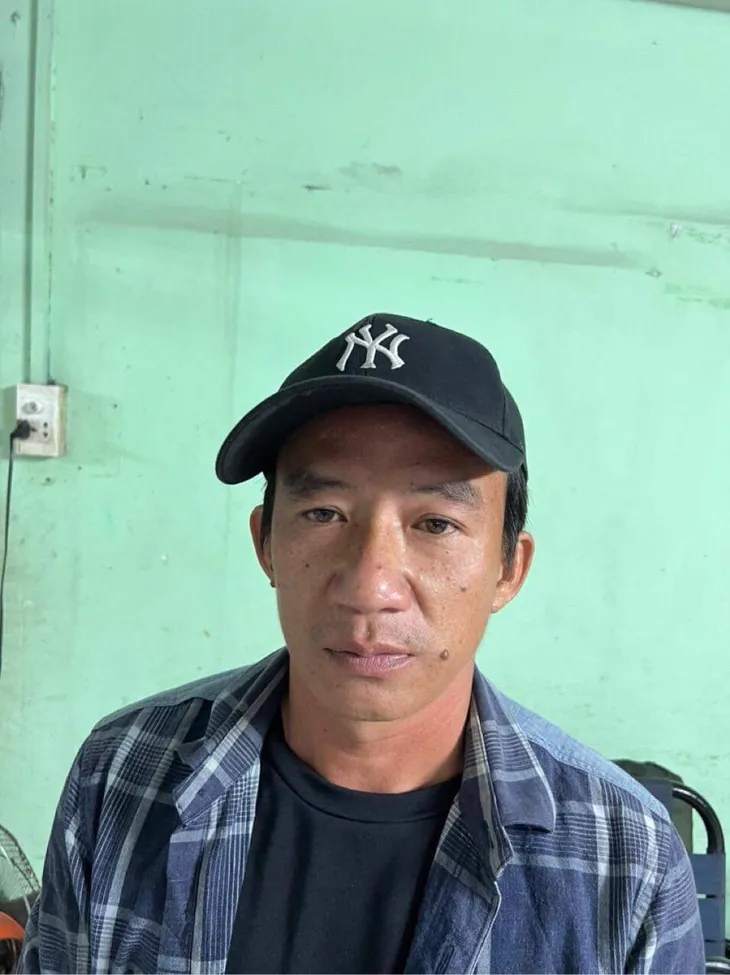 Tên cướp điện thoại của người nước ngoài ra đầu thú - Ảnh 1. Tên cướp điện thoại của người nước ngoài ra đầu thú - Ảnh 1.