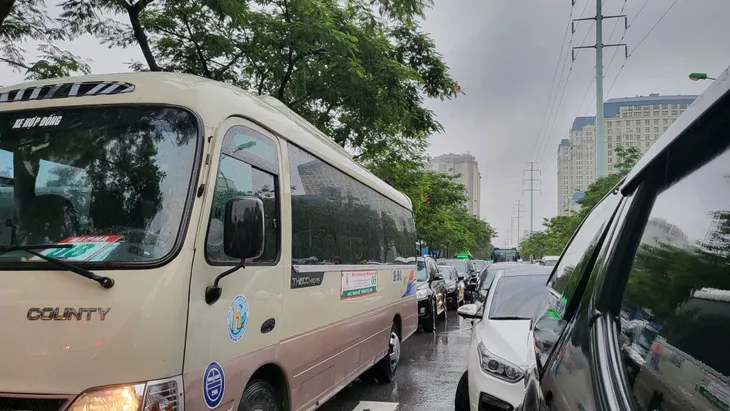 Hà Nội: Mưa lớn cả đêm, nhiều tuyến phố ngập như sông - Ảnh 8. Hà Nội: Mưa lớn cả đêm, nhiều tuyến phố ngập như sông - Ảnh 8.