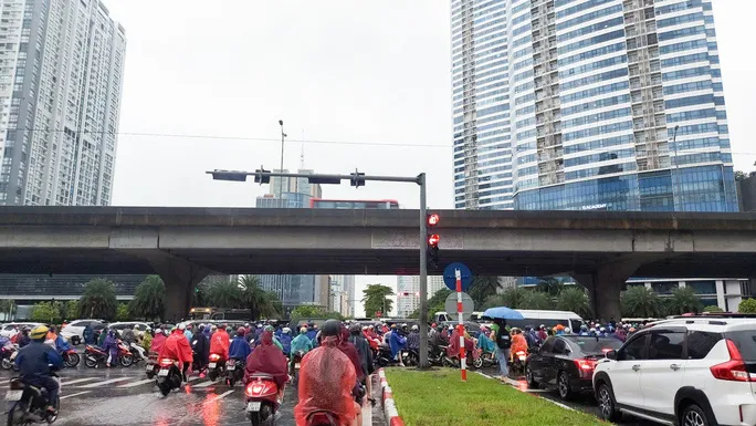 Hà Nội: Mưa lớn cả đêm, nhiều tuyến phố ngập như sông - Ảnh 16. Hà Nội: Mưa lớn cả đêm, nhiều tuyến phố ngập như sông - Ảnh 16.