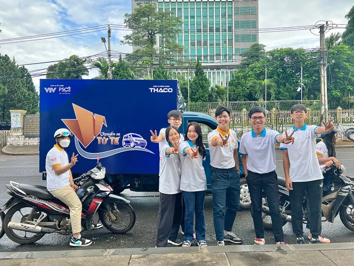 Chuyến xe tử tế mang Thư viện tử tế đến với các em nhỏ của mái ấm Giuse - Ảnh 2. Chuyến xe tử tế mang Thư viện tử tế đến với các em nhỏ của mái ấm Giuse - Ảnh 2.