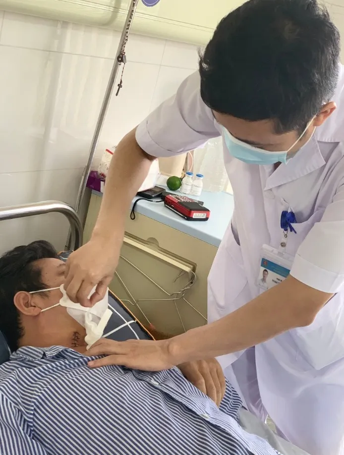 Lấy mảnh gỗ dài 3cm nằm trong cổ bệnh nhân suốt... 4 tháng - Ảnh 1. Lấy mảnh gỗ dài 3cm nằm trong cổ bệnh nhân suốt... 4 tháng - Ảnh 1.