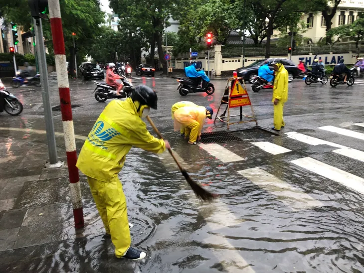 Hà Nội: Mưa lớn cả đêm, nhiều tuyến phố ngập như sông - Ảnh 1. Hà Nội: Mưa lớn cả đêm, nhiều tuyến phố ngập như sông - Ảnh 1.