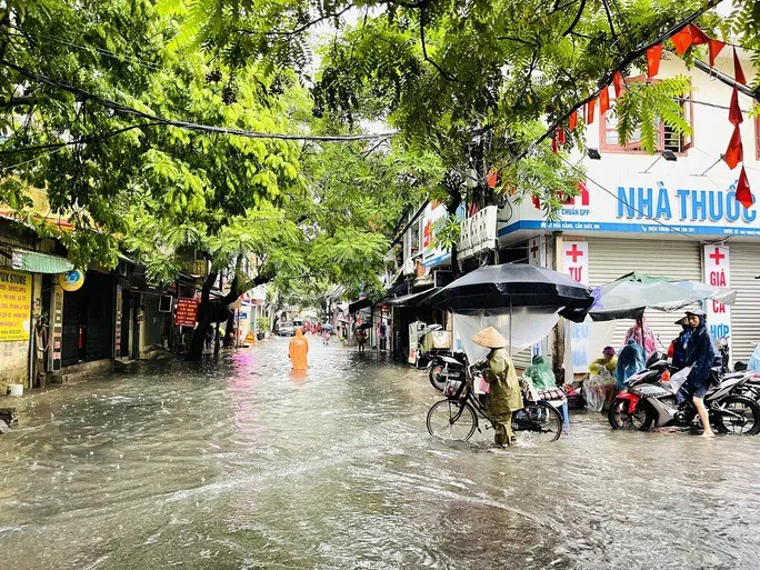 Hà Nội: Mưa lớn cả đêm, nhiều tuyến phố ngập như sông - Ảnh 14. Hà Nội: Mưa lớn cả đêm, nhiều tuyến phố ngập như sông - Ảnh 14.