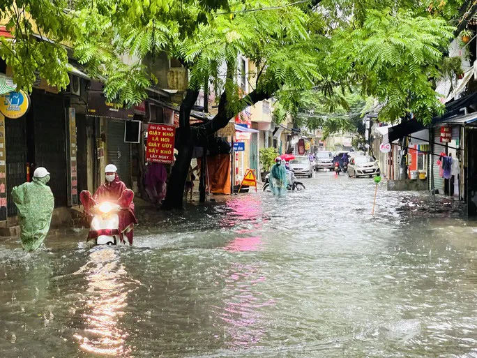 Hà Nội: Mưa lớn cả đêm, nhiều tuyến phố ngập như sông - Ảnh 13. Hà Nội: Mưa lớn cả đêm, nhiều tuyến phố ngập như sông - Ảnh 13.