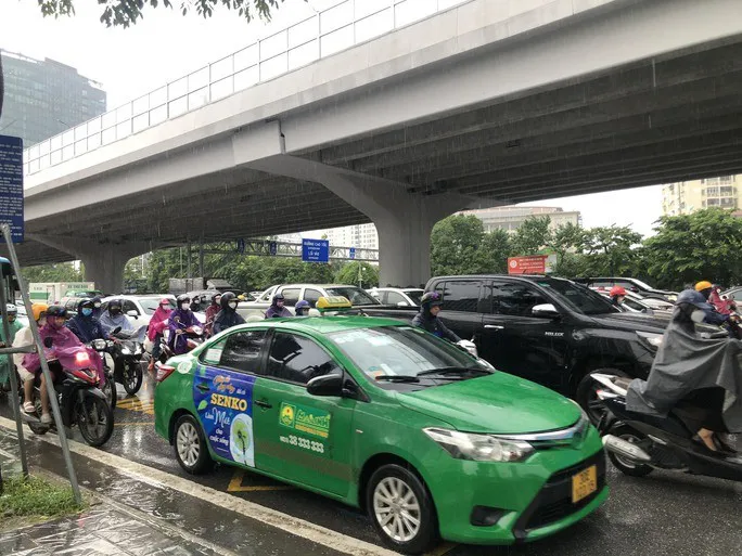 Hà Nội: Mưa lớn cả đêm, nhiều tuyến phố ngập như sông - Ảnh 17. Hà Nội: Mưa lớn cả đêm, nhiều tuyến phố ngập như sông - Ảnh 17.