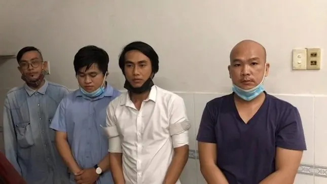 Truy tố băng nhóm làm giả giấy đi đường trong đợt dịch COVID-19 - Ảnh 1. Truy tố băng nhóm làm giả giấy đi đường trong đợt dịch COVID-19 - Ảnh 1.
