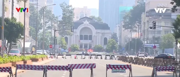 TP Hồ Chí Minh: Đường Lê Lợi được trả mặt bằng sau 8 năm rào chắn - Ảnh 1. TP Hồ Chí Minh: Đường Lê Lợi được trả mặt bằng sau 8 năm rào chắn - Ảnh 1.