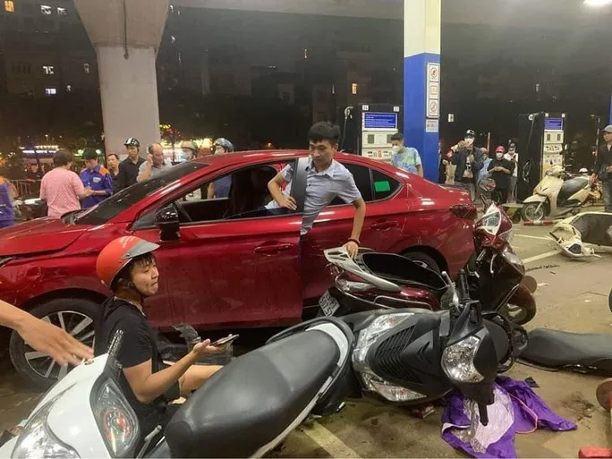 Tài xế xe điên lao vào cây xăng ở Hà Nội có nồng độ cồn rất cao - Ảnh 1. Tài xế xe điên lao vào cây xăng ở Hà Nội có nồng độ cồn rất cao - Ảnh 1.