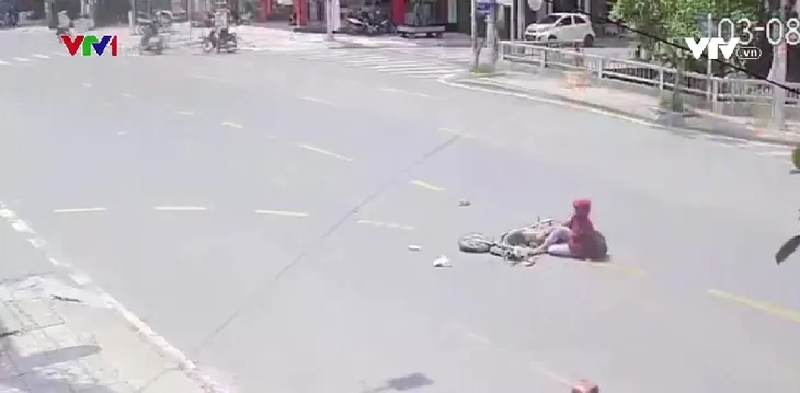 Đi vào điểm mù, nữ sinh suýt mất mạng dưới gầm xe đầu kéo - Ảnh 1. Đi vào điểm mù, nữ sinh suýt mất mạng dưới gầm xe đầu kéo - Ảnh 1.