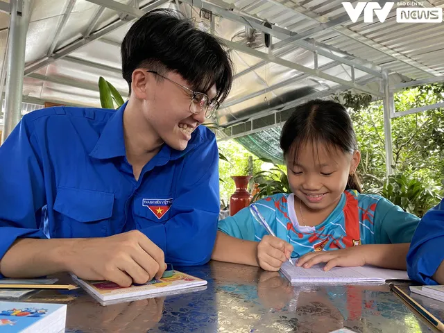 Lớp học không bảng xanh, phấn trắng - Ảnh 2. Lớp học không bảng xanh, phấn trắng - Ảnh 2.