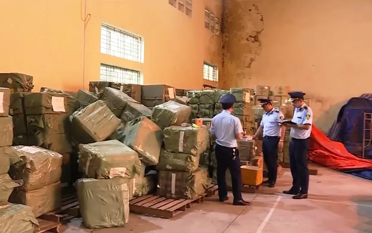 Triệt phá kho hàng thu giữ hơn 20 tấn nước hoa, mỹ phẩm vi phạm - Ảnh 2. Triệt phá kho hàng thu giữ hơn 20 tấn nước hoa, mỹ phẩm vi phạm - Ảnh 2.