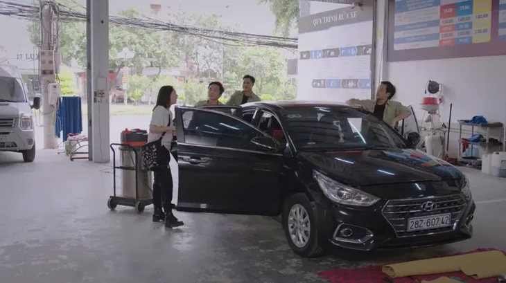 Ga-ra hạnh phúc - Tập 4: Trung (Duy Hưng) hồn bay phách lạc khi nhìn thấy… gà - Ảnh 1. Ga-ra hạnh phúc - Tập 4: Trung (Duy Hưng) hồn bay phách lạc khi nhìn thấy… gà - Ảnh 1.