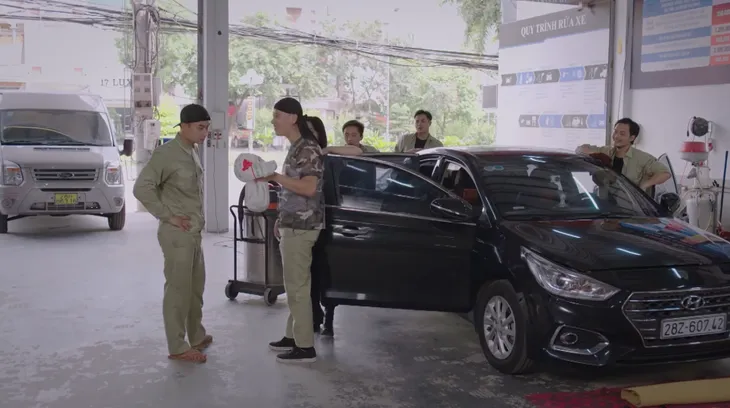 Ga-ra hạnh phúc - Tập 4: Trung (Duy Hưng) hồn bay phách lạc khi nhìn thấy… gà - Ảnh 6. Ga-ra hạnh phúc - Tập 4: Trung (Duy Hưng) hồn bay phách lạc khi nhìn thấy… gà - Ảnh 6.