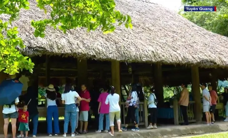 Tuyên Quang phát triển du lịch lịch sử - sinh thái cộng đồng - Ảnh 1. Tuyên Quang phát triển du lịch lịch sử - sinh thái cộng đồng - Ảnh 1.