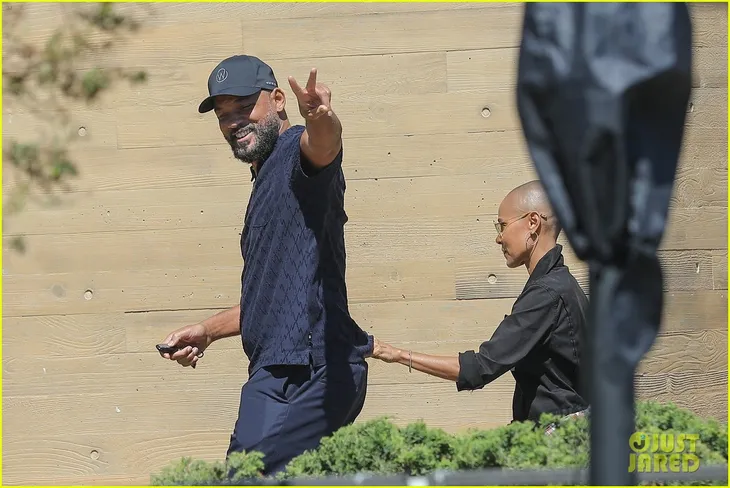 Will Smith xuất hiện cùng vợ lần đầu tiên sau cái tát ầm ĩ tại Oscar 2022 - Ảnh 2. Will Smith xuất hiện cùng vợ lần đầu tiên sau cái tát ầm ĩ tại Oscar 2022 - Ảnh 2.