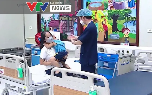 Tình hình sức khoẻ bé bị bạo hành, nhốt trong tủ đông hiện ra sao? - Ảnh 2. Tình hình sức khoẻ bé bị bạo hành, nhốt trong tủ đông hiện ra sao? - Ảnh 2.
