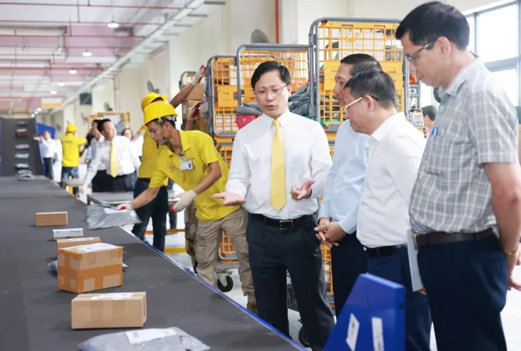 Khai trương Trung tâm Vận chuyển và Kho vận khu vực phía Bắc ứng dụng công nghệ Cross Belt - Ảnh 1.