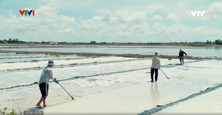 Phim tài liệu Đời muối: Cuộc sống lay lắt của những diêm dân yêu nghề - Ảnh 9. Phim tài liệu Đời muối: Cuộc sống lay lắt của những diêm dân yêu nghề - Ảnh 9.