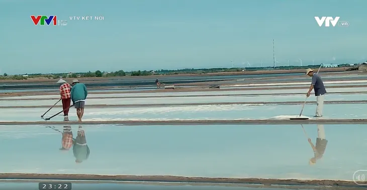 Phim tài liệu Đời muối: Cuộc sống lay lắt của những diêm dân yêu nghề - Ảnh 7. Phim tài liệu Đời muối: Cuộc sống lay lắt của những diêm dân yêu nghề - Ảnh 7.