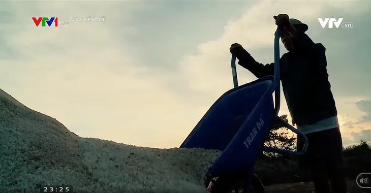 Phim tài liệu Đời muối: Cuộc sống lay lắt của những diêm dân yêu nghề - Ảnh 1. Phim tài liệu Đời muối: Cuộc sống lay lắt của những diêm dân yêu nghề - Ảnh 1.