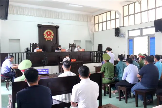 Xét xử vụ án buôn lậu hơn 136 triệu lít xăng, dầu - Ảnh 2. Xét xử vụ án buôn lậu hơn 136 triệu lít xăng, dầu - Ảnh 2.