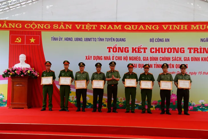 Hỗ trợ làm nhà ở cho 1.400 hộ nghèo trên địa bàn tỉnh Tuyên Quang - Ảnh 1. Hỗ trợ làm nhà ở cho 1.400 hộ nghèo trên địa bàn tỉnh Tuyên Quang - Ảnh 1.