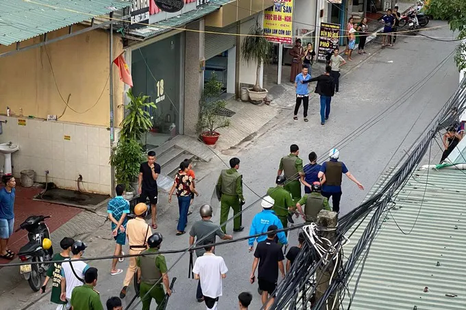 Thanh niên nghi ngáo đá, cầm hung khí náo loạn đường phố ở Sầm Sơn - Ảnh 1. Thanh niên nghi ngáo đá, cầm hung khí náo loạn đường phố ở Sầm Sơn - Ảnh 1.