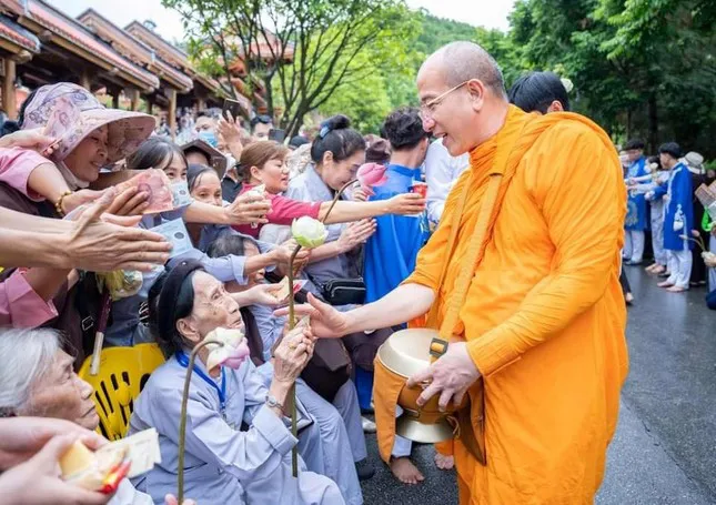 Chư tăng nhận tiền cúng dường trực tiếp từ tay người dân, Chùa Ba Vàng được yêu cầu rút kinh nghiệm - Ảnh 1. Chư tăng nhận tiền cúng dường trực tiếp từ tay người dân, Chùa Ba Vàng được yêu cầu rút kinh nghiệm - Ảnh 1.